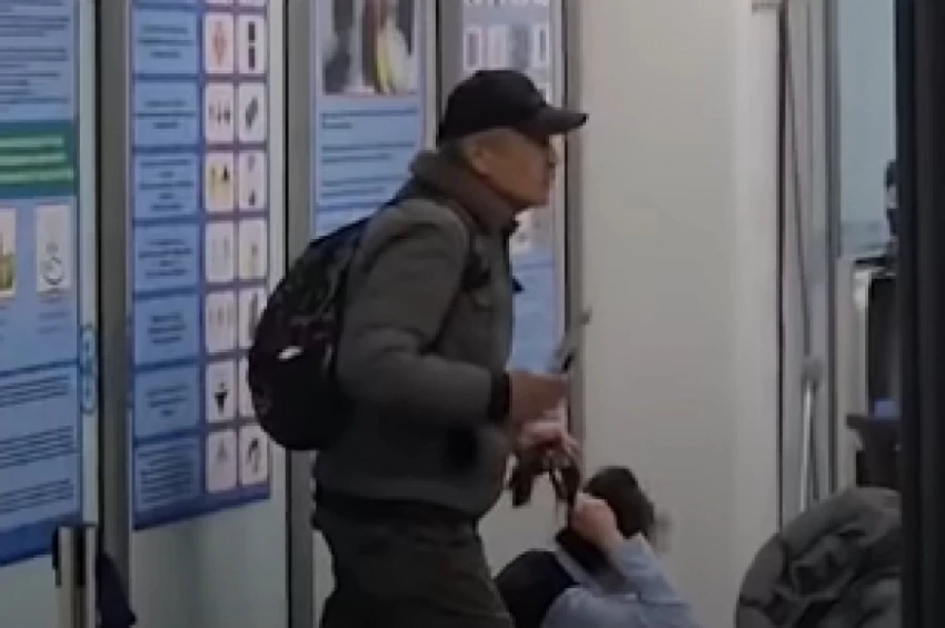 Мужчина с ножом взял в заложники сотрудницу аэропорта Алматы (видео)