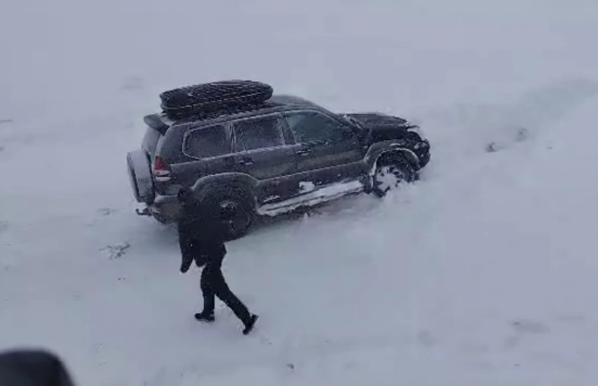 На перевале Тоо-Ашуу сошла лавина. Движение транспорта закрыли (видео)