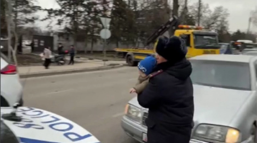 В Бишкеке милиционеры помогли доставить ребенка и его маму в больницу