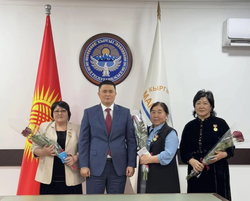 Нурдан Орунтаев вручил женщинам почетные знаки «Заслуженный строитель КР»