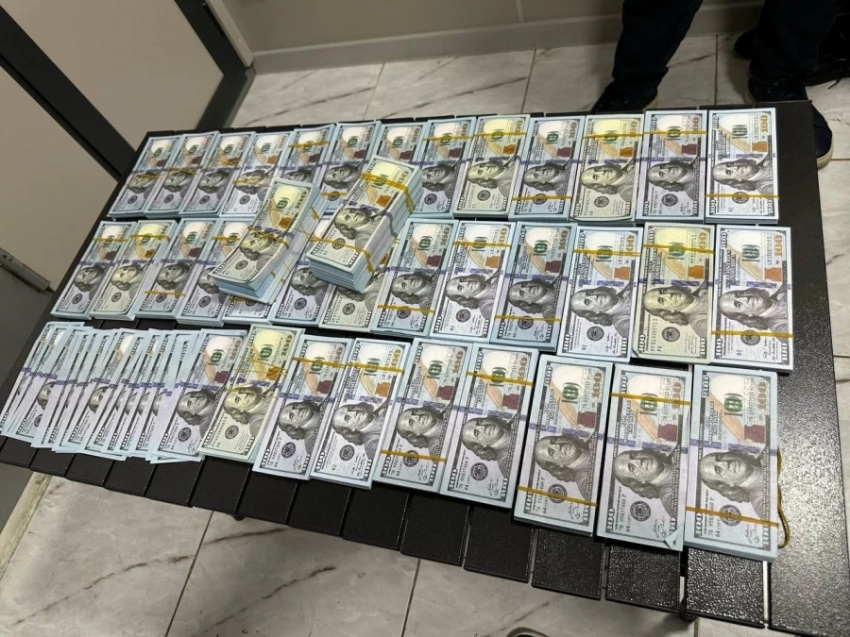 Иностранца с 362 тысячами фальшивых долларов задержали в Бишкеке (видео)