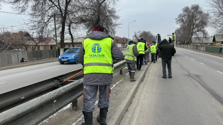 В Бишкеке начали мойку остановок, дорог и ограждений