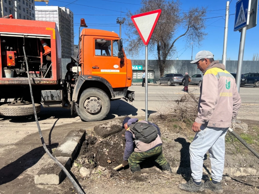 В столице проводят очистку мостовых переходов