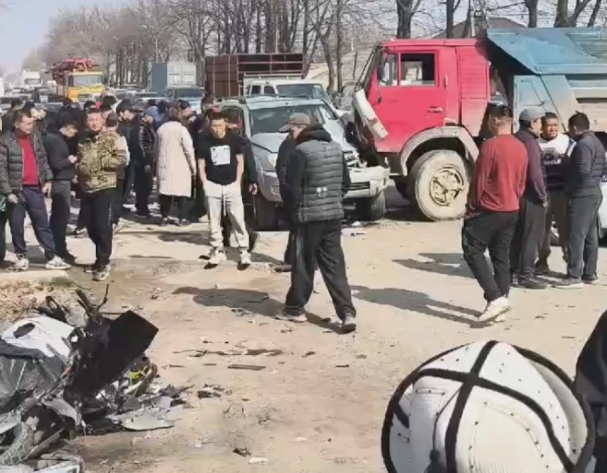 Появилось видео момента массовой аварии в Бишкеке