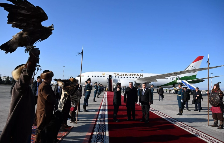 Президент Таджикистана Эмомали Рахмон прибыл в Кыргызстан с государственным визитом