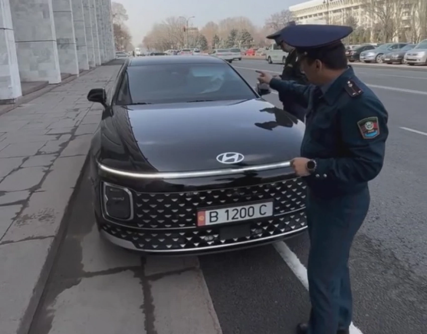 Замдиректора СЭЗ «Бишкек» заставили снять незаконную тонировку с авто (видео)