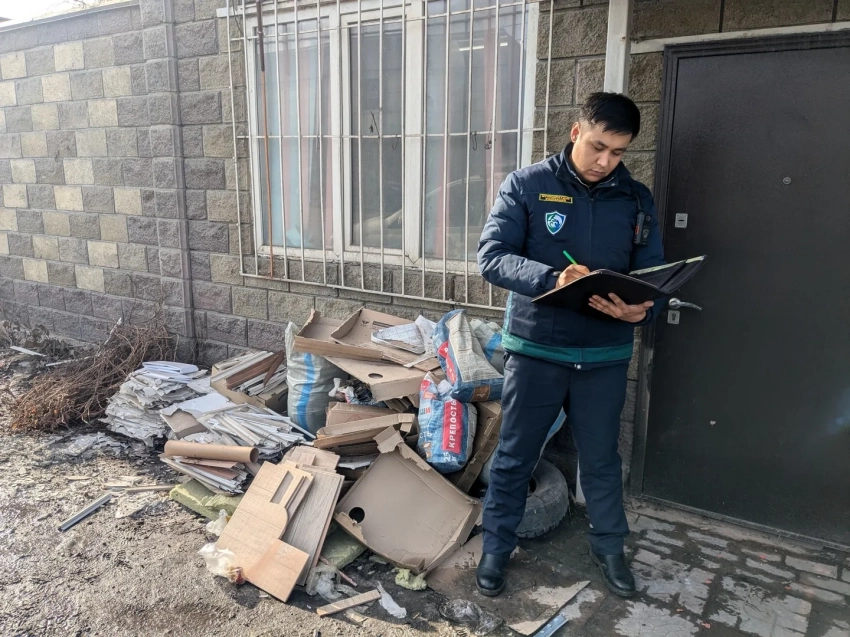 Муниципальная инспекция устраняет несанкционированные свалки мусора в столице