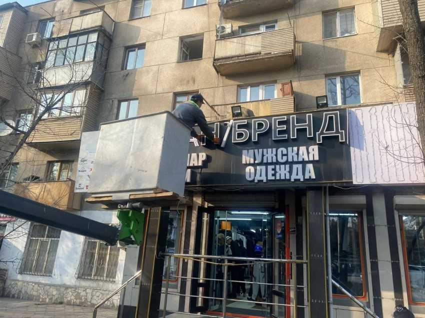 Мэрия Бишкека демонтировала 168 рекламных конструкций