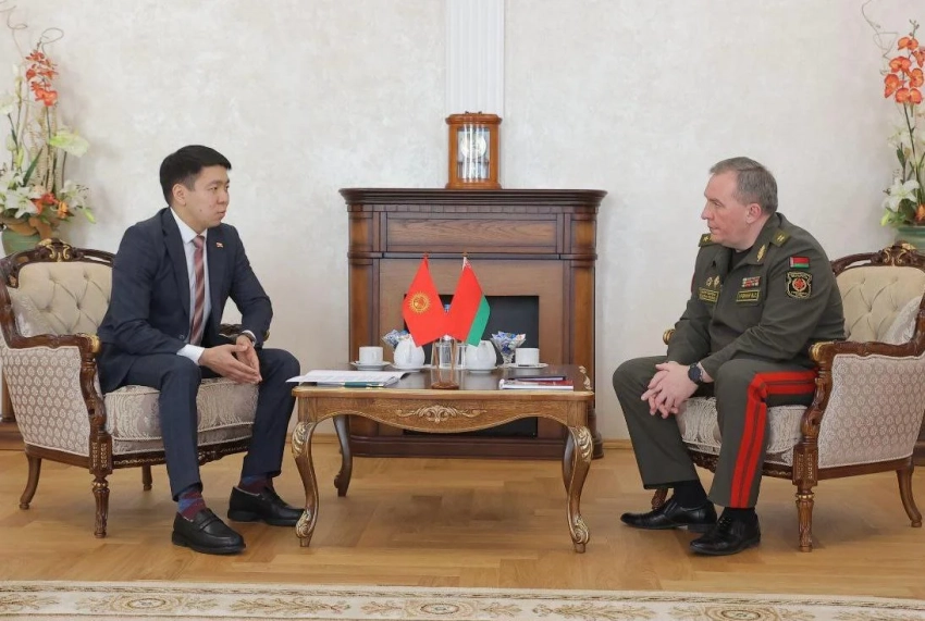 Посол Эрбол Султанбаев обсудил военное сотрудничество с министром обороны Беларуси