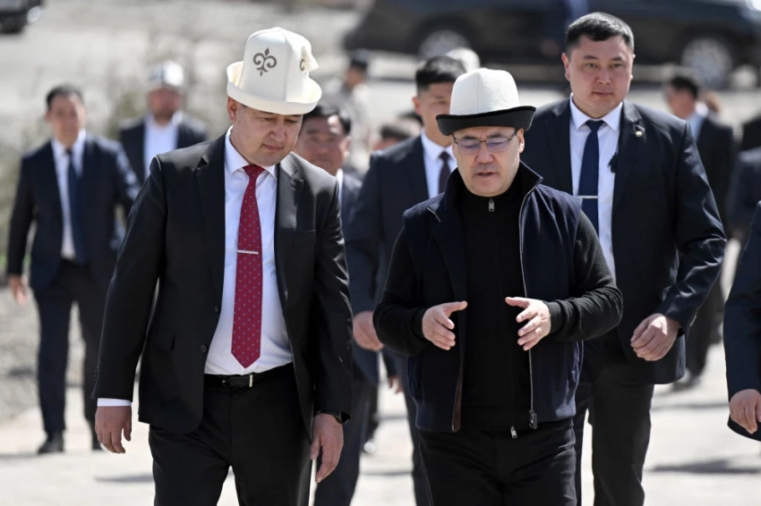 Садыр Жапаров побывал на запуске заводов по производству кирпича и угля (фото)
