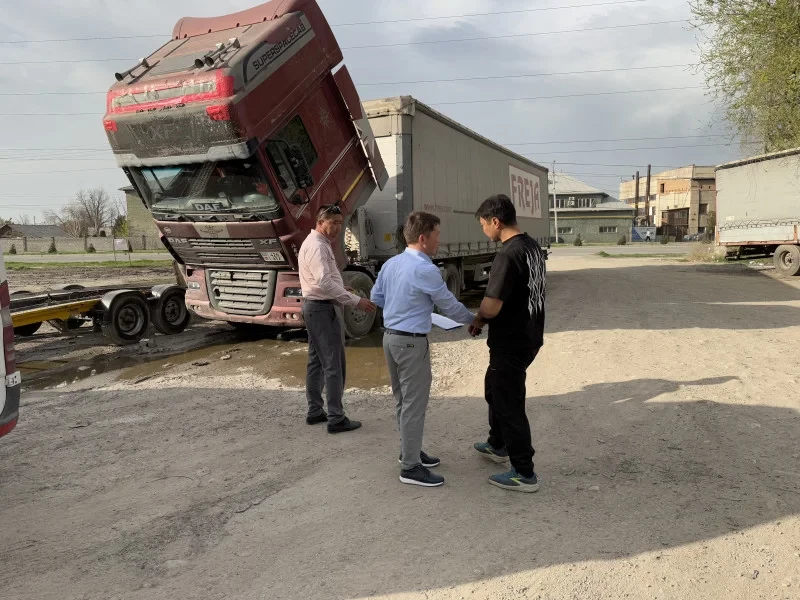 В Бишкеке по ул.Профсоюзной устранили стихийную парковку большегрузных автомобилей
