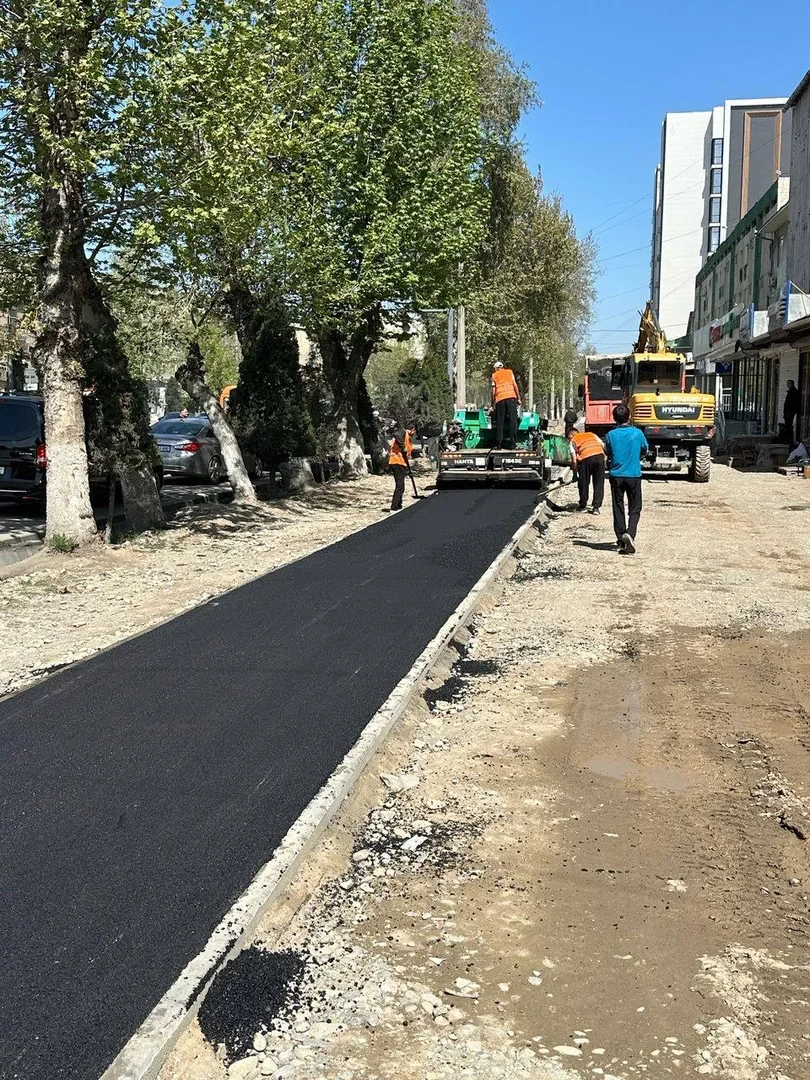 На улице Масалиева в Оше строится аллея с велодорожкой и зелеными зонами