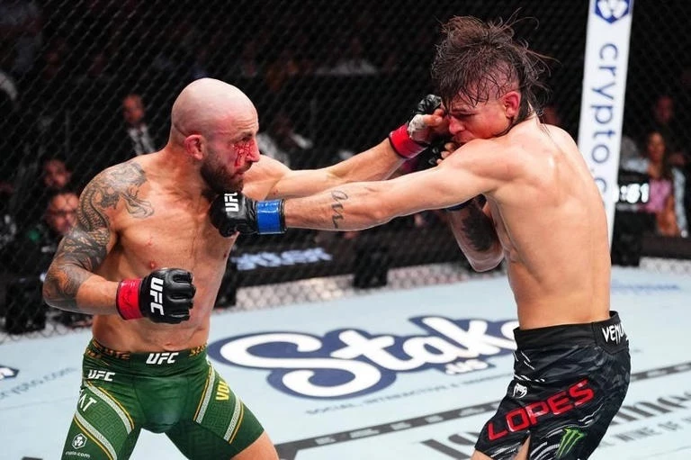 Александр Волкановски снова чемпион UFC в полулёгком весе