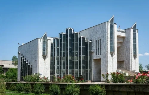 Центры обслуживания иностранных граждан в Кыргызстане: адреса, часы работы, услуги