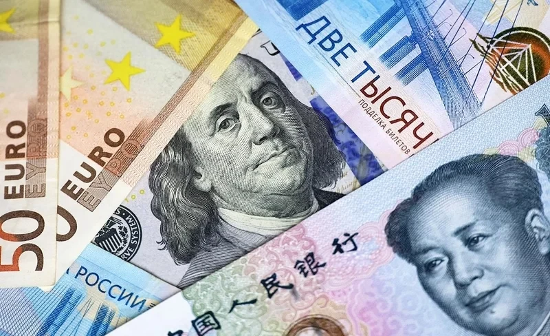 Курс валют на выходные: доллар и евро в минусе, рубль — в плюсе