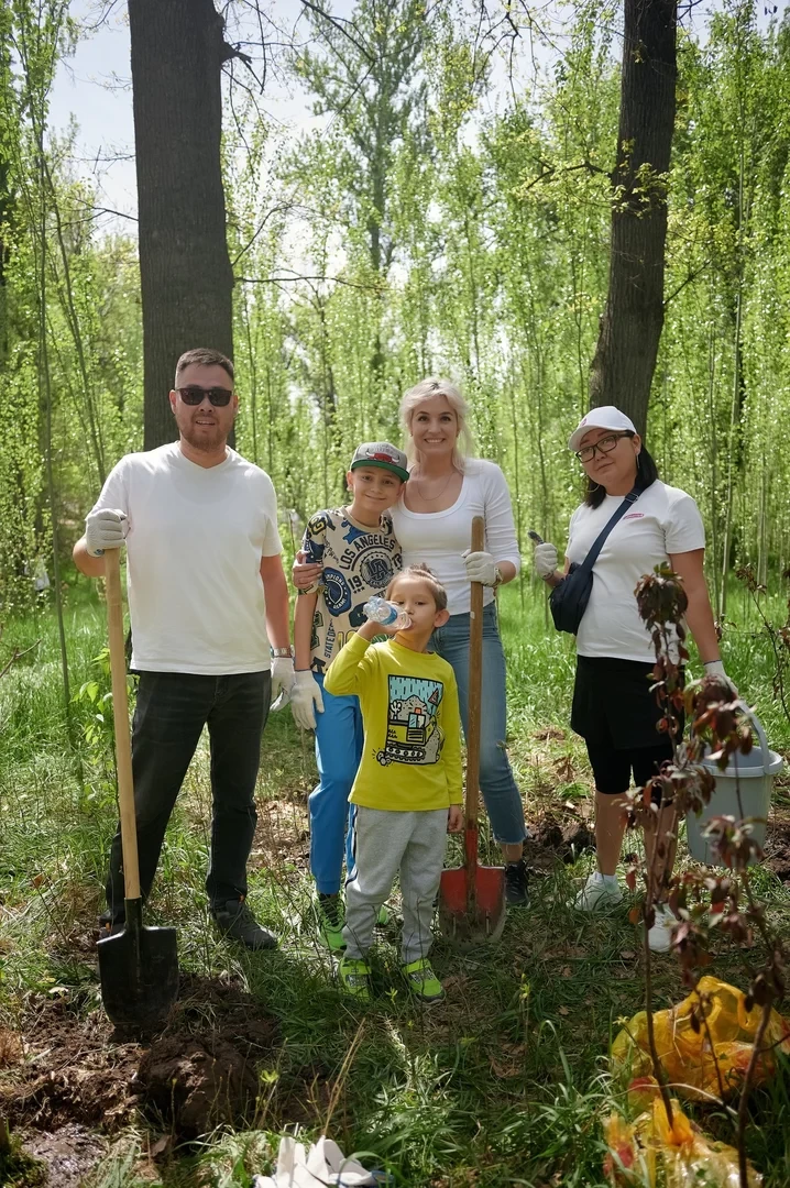 Зеленее и красивее. В Карагачевой роще активисты высадили деревья (фото)