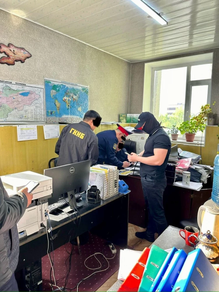 Задержан инспектор ГУОБДД. Он выдавал наклейки на грузовики за деньги. Видео