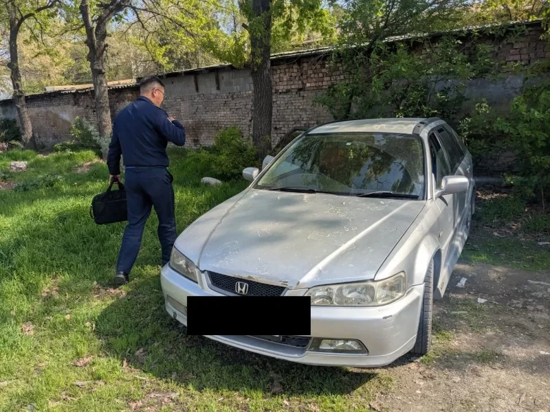 В Бишкеке штрафуют водителей за парковку на зеленой зоне