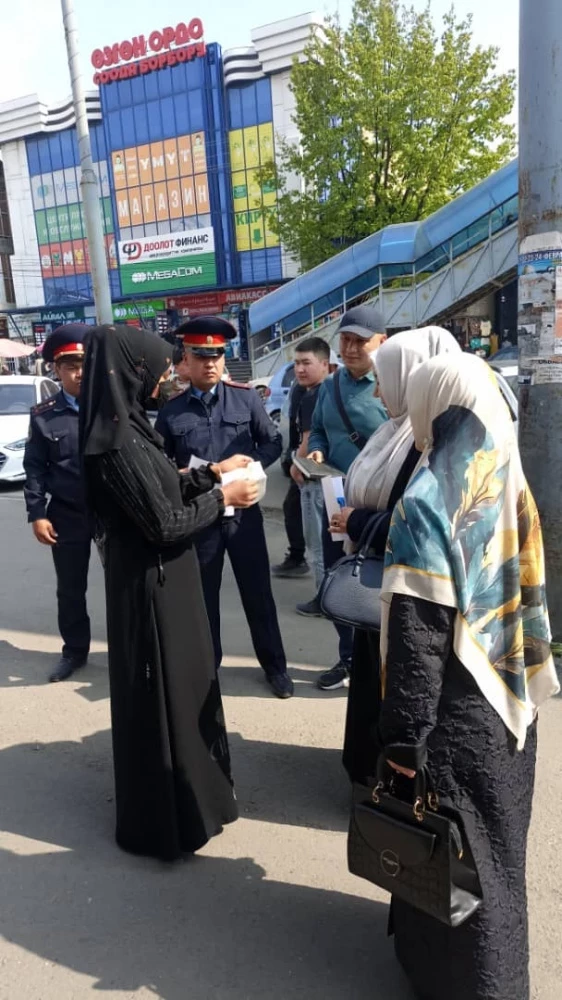 В Ошской области продолжают разъяснять запрет на сокрытие лица в общественных местах