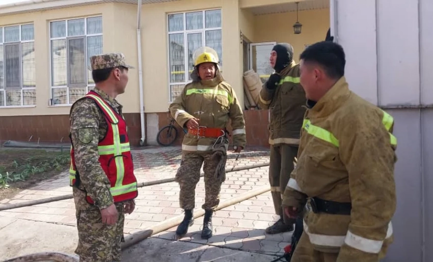 В Бишкеке в результате крупного пожара пострадали 3 жилых дома