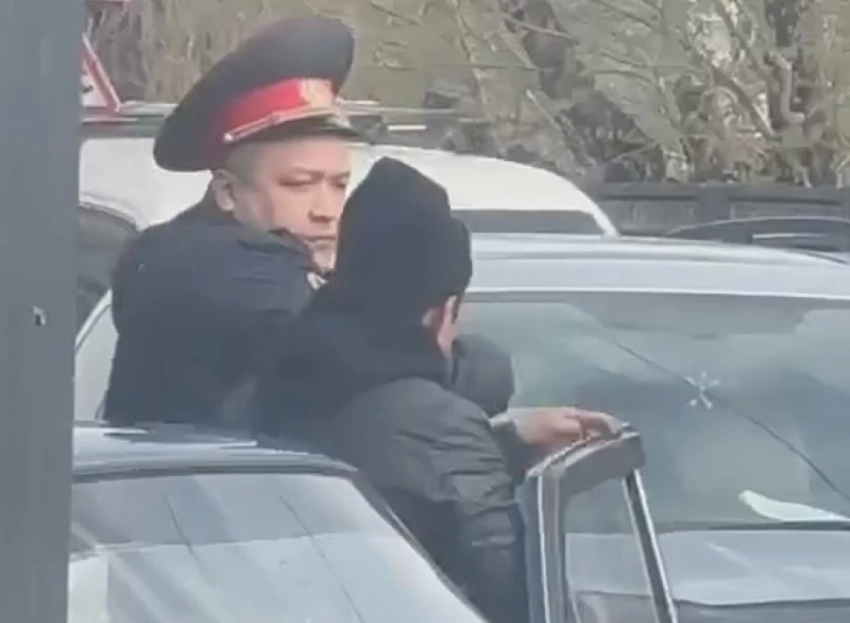 Участковый несколько раз ударил водителя и пытался забрать у него телефон (видео)