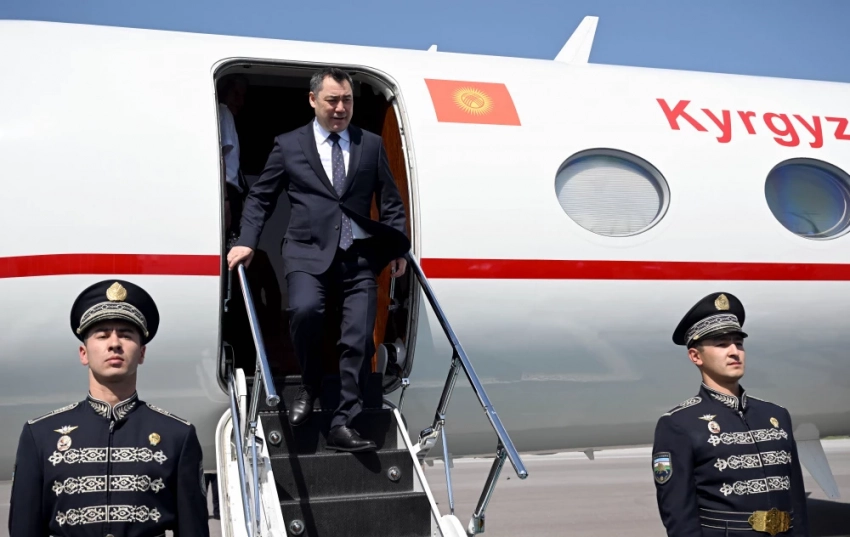 Садыр Жапаров прилетел в Самарканд на саммит. Кто и как его встретил (фото)