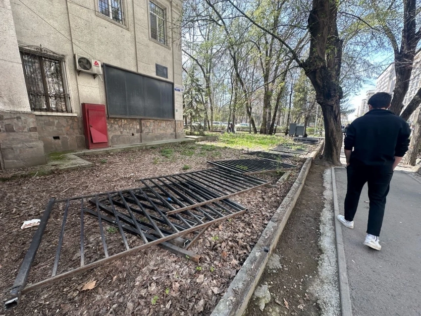 В центре Бишкека идет демонтаж ограждений