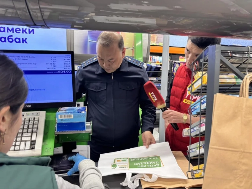 В Караколе провели рейд по выявлению нарушителей запрета на продажу полиэтиленовых пакетов
