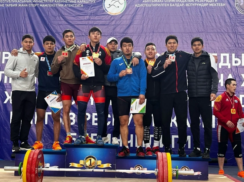 Воспитанники Бишкекской спортшколы стали чемпионами республики по тяжелой атлетике