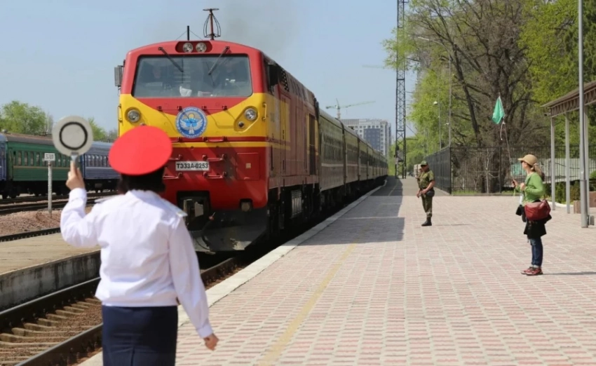 В Чуйской области поезд с туристами из Европы закидали камнями, есть пострадавший