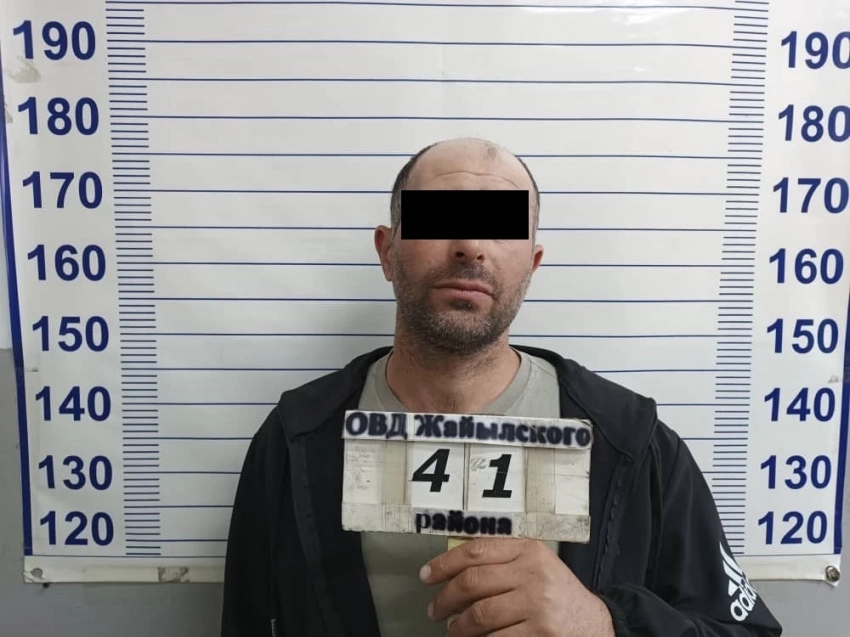 В Кара-Балте задержаны трое мужчин по подозрению в убийстве соседа