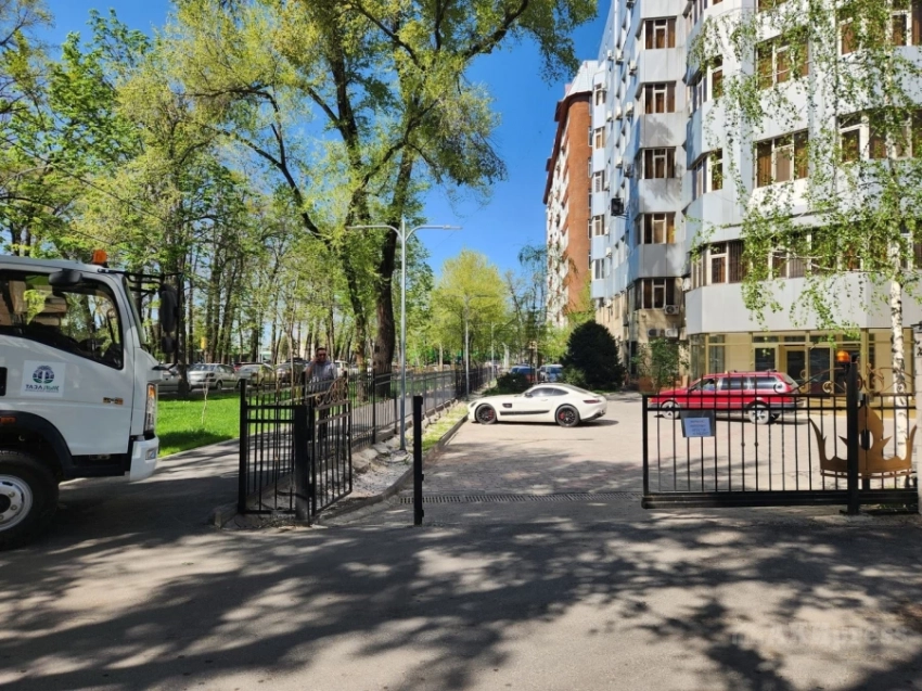 В мэрии Бишкека пригрозили СМИ и пользователям соцсетей, которые сообщили о доме, где живет Айбек Джунушалиев