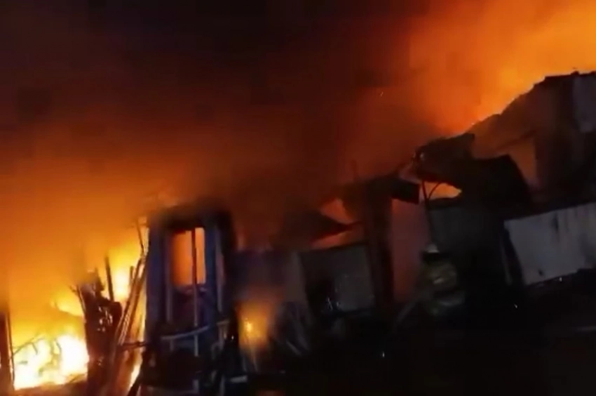 На рынке «Кок-Сай» в Бишкеке ночью произошел крупный пожар (видео)