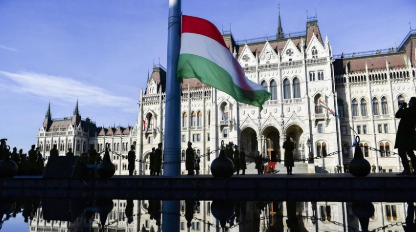 Парламент Венгрии принял поправку к Конституции о признании только двух гендеров — мужского и женского