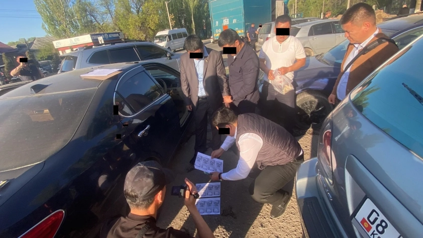 Инспектор Счетной палаты задержан за вымогательство при аудите в школах Чуйской области