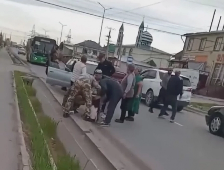 В Бишкеке автомобиль сбил ребенка (осторожно, видео)