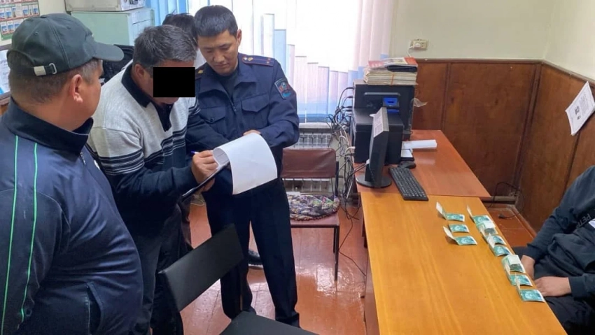 В Токтогуле милиционеру пытались дать взятку в 50 тыс. сомов