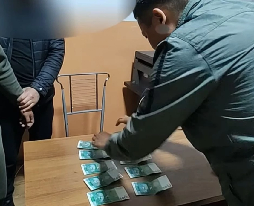 Житель Оша задержан за домогательство к мужчине и попытку дать взятку