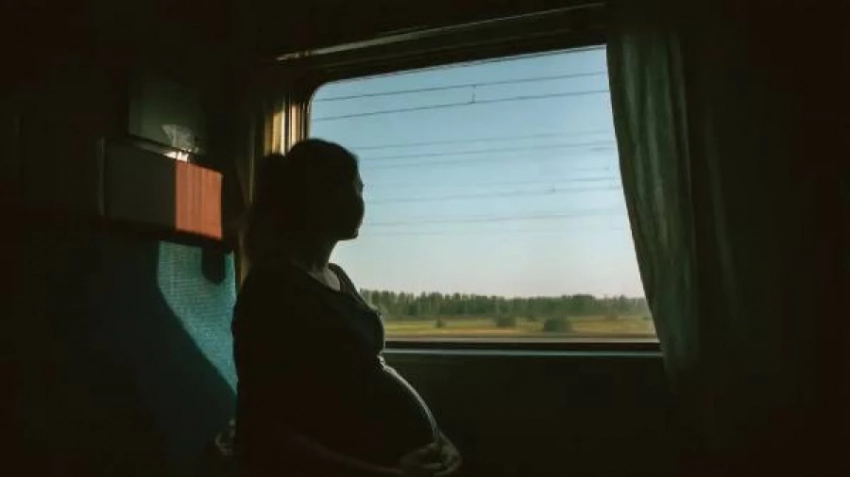 В Казахстане женщина родила ребенка в поезде и выбросила его в окно