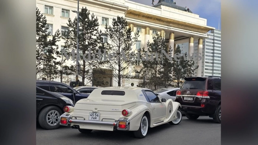 В Улан-Баторе заметили редкий автомобиль Mitsuoka Le-Seyde