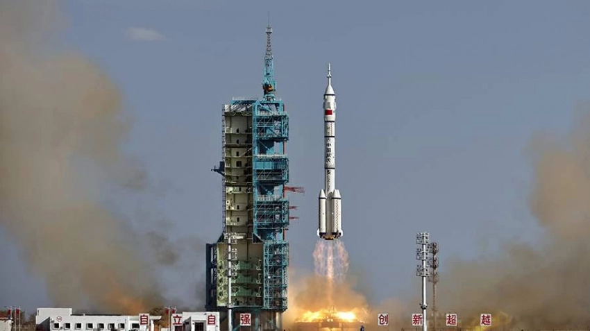 Китай запустил корабль "Шэньчжоу-20" с тремя тайконавтами в космос
