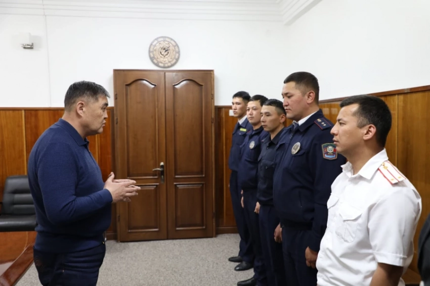Камчыбек Ташиев наградил милиционеров ГУВД Бишкека