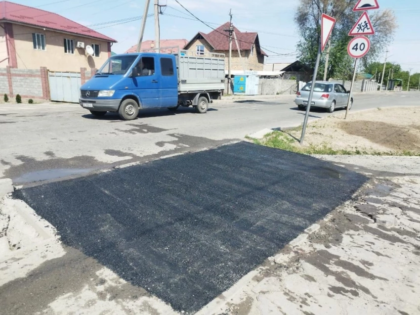 В Бишкеке проводят ямочный ремонт дорог (список)