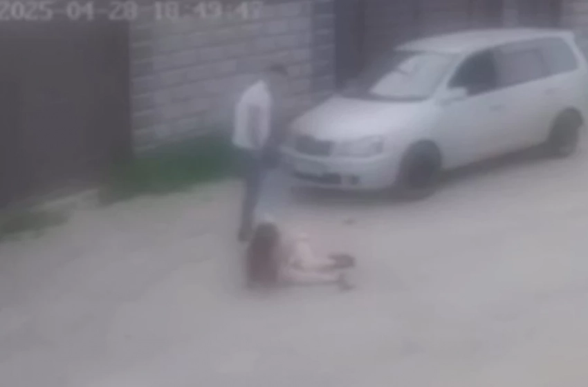 Бишкекчанин жестоко избил жену на улице на почве ревности (видео)