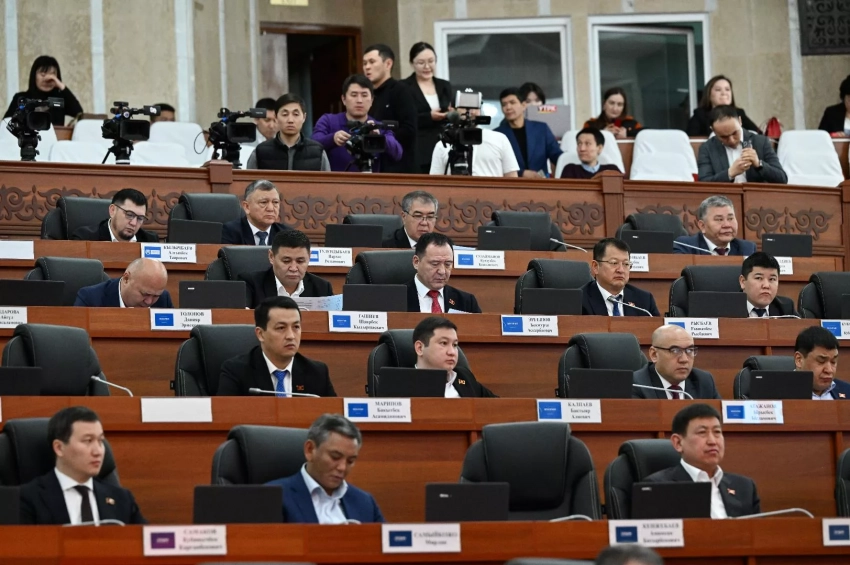 Парламент Кыргызстана принял закон о регулировании пользования смартфонами в школах