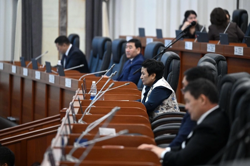 Жогорку Кенеш принял поправки в закон о выборах депутатов