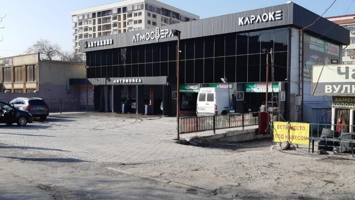 В Бишкеке горит здание, в котором работают антикино, караоке и автомойка (видео)