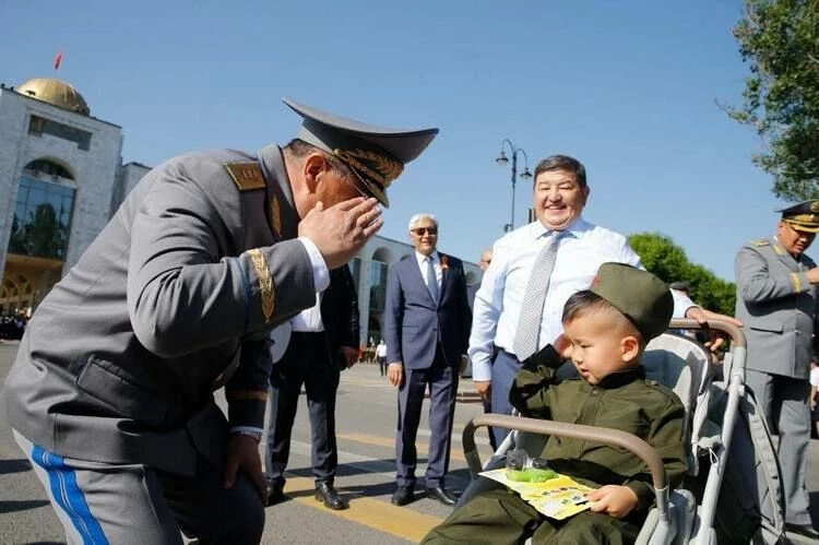 Честь имею. Как Камчыбек Ташиев приветствовал внука Акылбека Жапарова