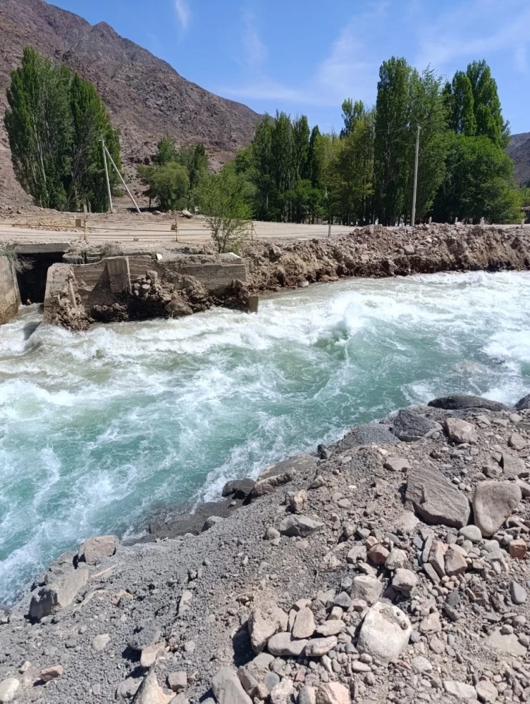 В Иссык-Кульской области Жумаев проверил подачу поливной воды фермерам