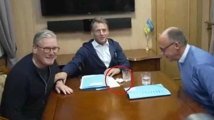 Это салфетка, а не наркотик, - Елисейский дворец о видео в поезде, где Макрон убирает со стола сверток